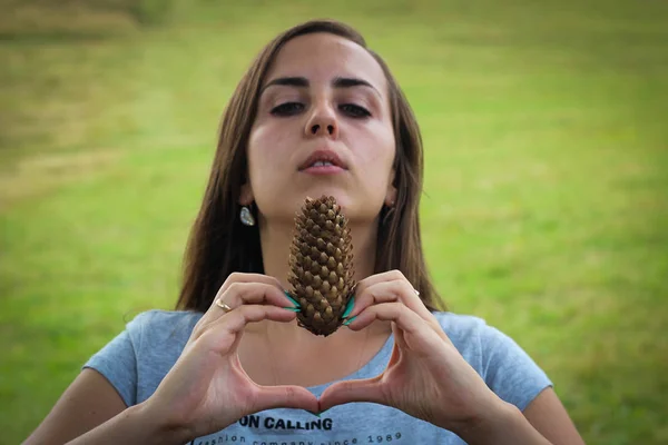 Dağlarda gezen bir kız