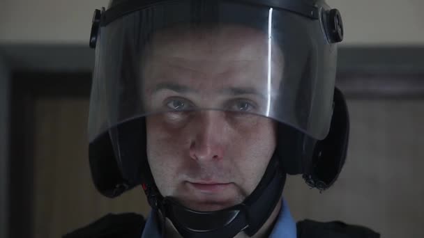 Um policial em um capacete close-up — Vídeo de Stock