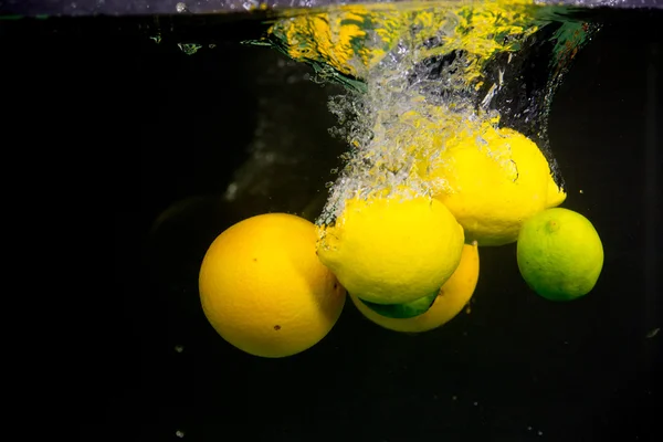 Fruto que cae al agua — Foto de Stock