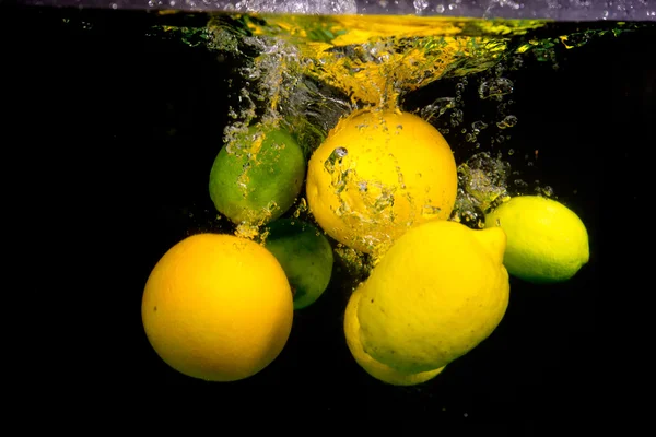 Fruits tombant dans l'eau — Photo
