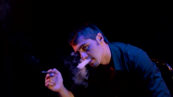 Курение сигары человек на черном фоне — стоковое видео
