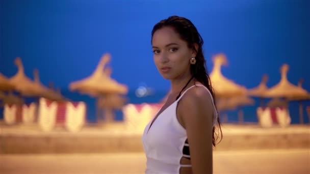 Yavaş çekimde bir plajda ıslak saçlı güzel esmer kadın — Stok video