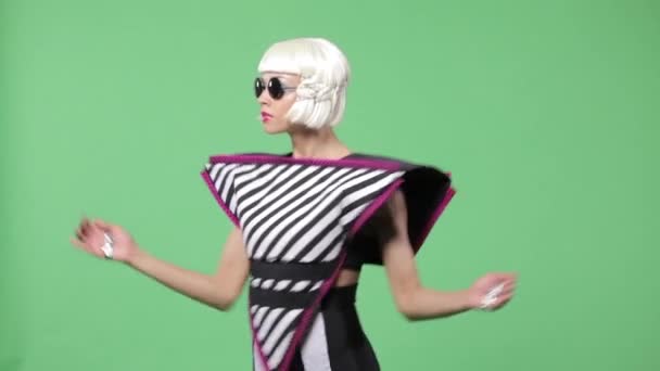 Gadis menari dengan gaya berteknologi tinggi — Stok Video
