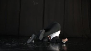 Sahne Alanı'nda Pantonima dansçı