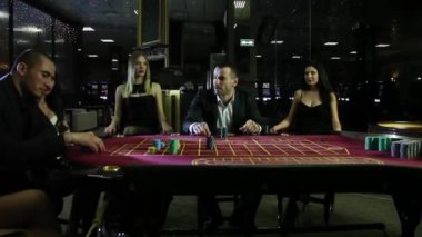 İki acımasız adam kızlar tarafından çevrili Casino'da oynamak