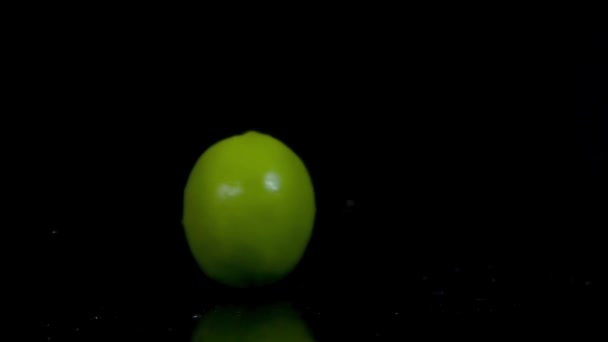 Lime spinning i slow motion — Stockvideo