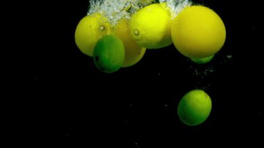 Narenciye su siyah bir zemin üzerine