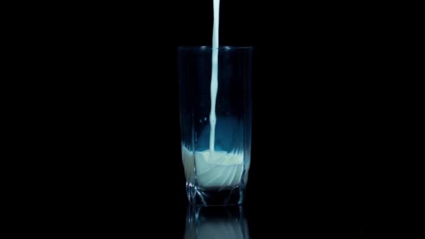 Mjölken hälls i glaset i långsam action — Stockvideo