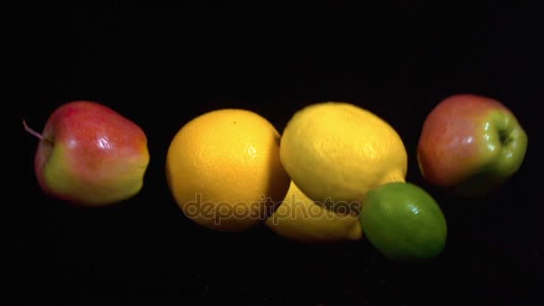 Frutas em câmera lenta em um fundo preto — Vídeo de Stock