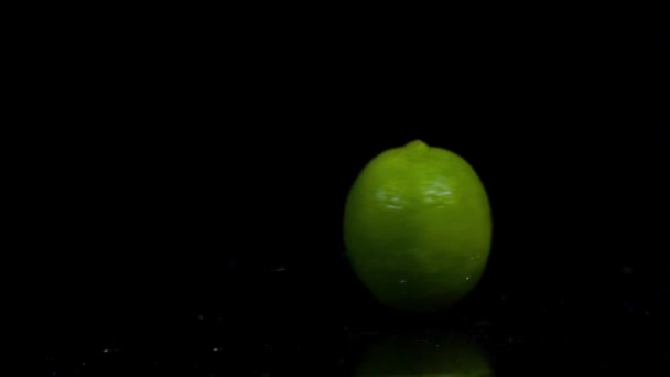 Lime spinning i slow motion — Stockvideo