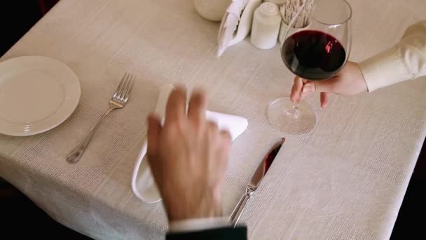 O garçom serve restaurante de vinhos — Vídeo de Stock