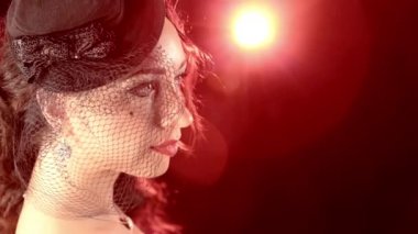 Narin kadın kırmızı bir spot ışığı karşı şapka burlesque tarzında