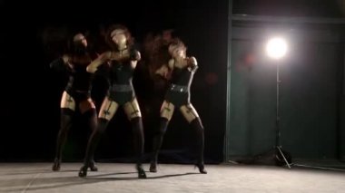 Üç dansçı kızları Burlesque tarzında