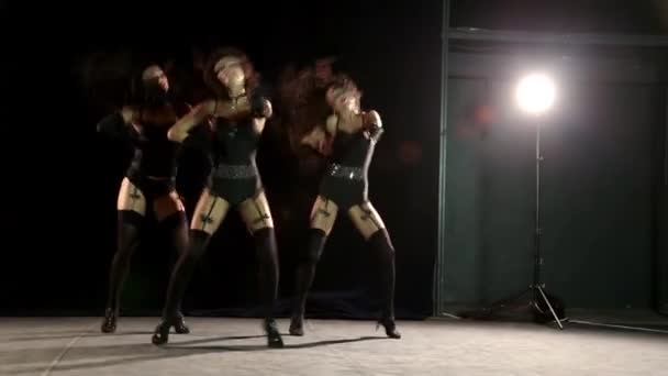 Tre dansande flickor i stil med burlesk — Stockvideo