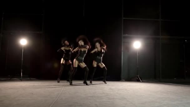 Drie dansende meisjes in de stijl van Burlesque — Stockvideo