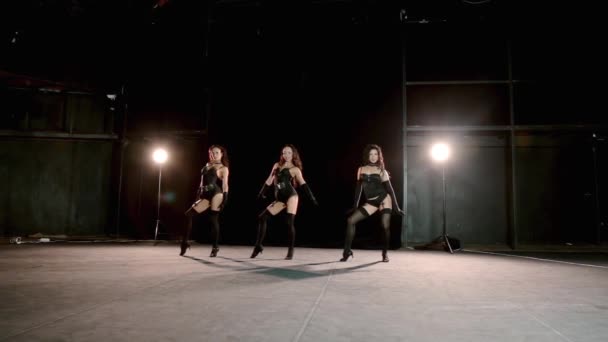 Танцующая девушка в чулках на черном фоне — стоковое видео