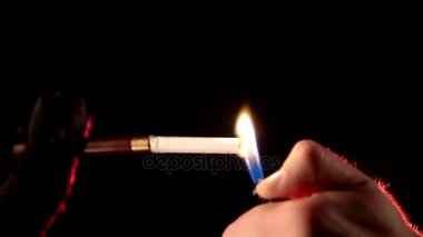 Kızlar striptiz sigara tarzında bir puro giyinmiş.