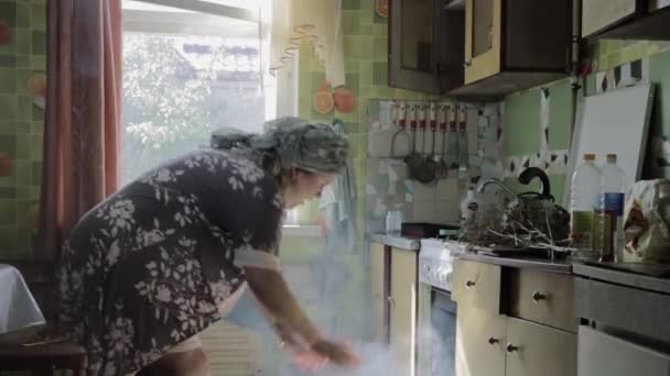 Las amas de casa han quemado estufa en la cocina — Vídeo de stock