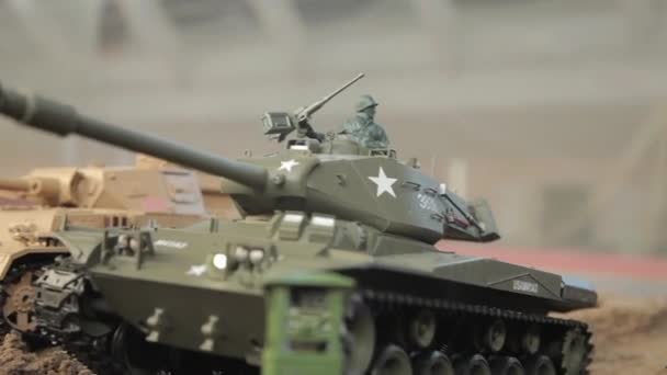 Close-up van speelgoed tanks gaan en schieten — Stockvideo
