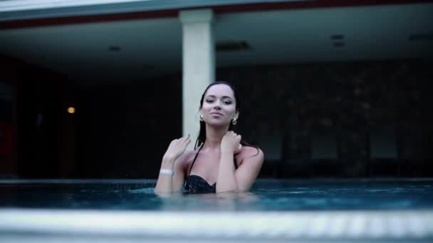 Loira sexy com cabelo molhado na piscina — Vídeo de Stock
