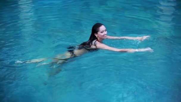 Glamorous brunette with tattoo swims — Stock Video