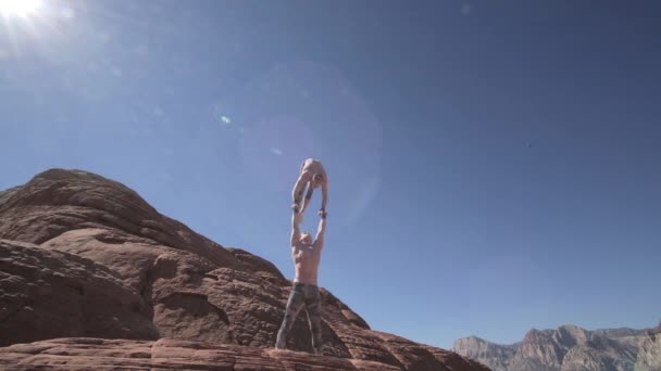 Dos gimnastas entrenan en las montañas — Vídeo de stock