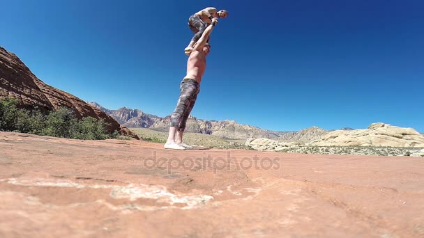 Twee gymnasten trainig in de bergen — Stockvideo