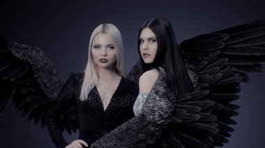 İki güzel sarışın ve esmer kız kanatlı