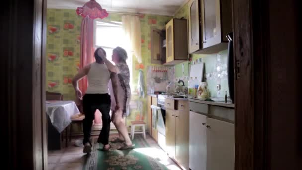 Esposo y esposa están peleando en la cocina — Vídeos de Stock