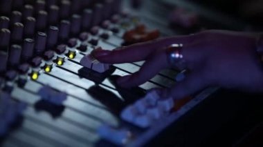 Uzak Dj ellerde Close-Up