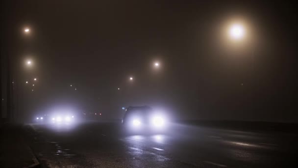 Los coches conducen en la carretera en la niebla — Vídeo de stock