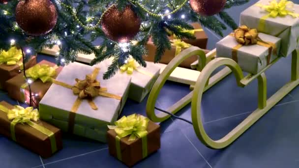 Regalos de Navidad bajo el árbol de Navidad — Vídeo de stock