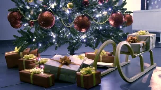 Kerstcadeaus onder de kerstboom — Stockvideo