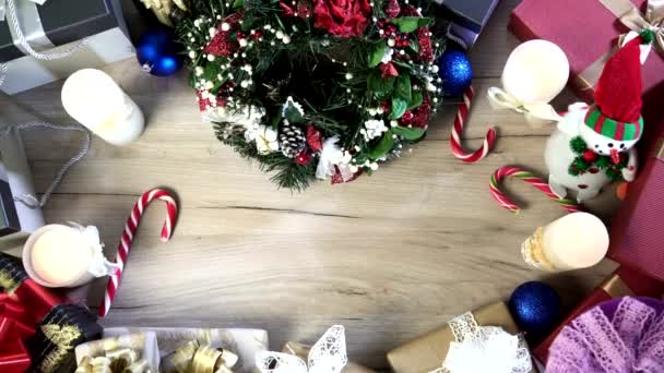 Arreglo de regalos de Navidad en una tabla de cortar de madera — Vídeo de stock