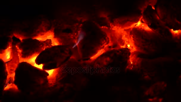 燃烧的煤堆的特写镜头 — 图库视频影像