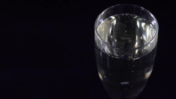 Ποτήρι σαμπάνια σε μαύρο φόντο — Αρχείο Βίντεο