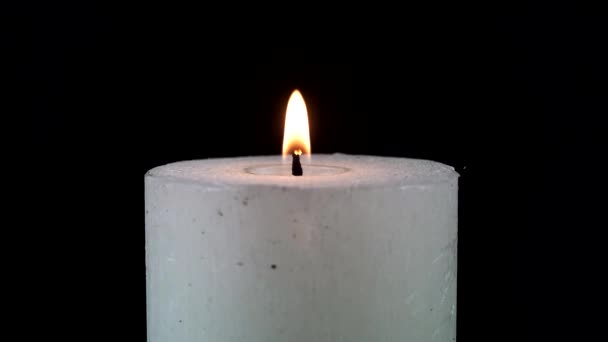 Weiße Kerze erlischt auf schwarzem Hintergrund — Stockvideo