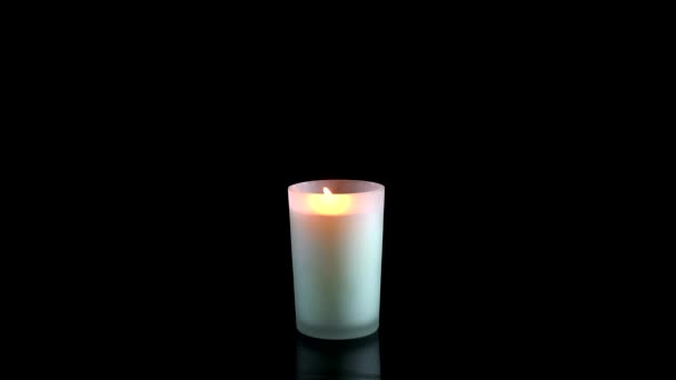 Белая свеча гаснет на черном фоне — стоковое видео