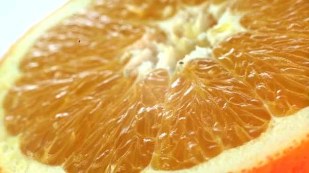 Крупный план истечения срока действия апельсинового сока — стоковое видео