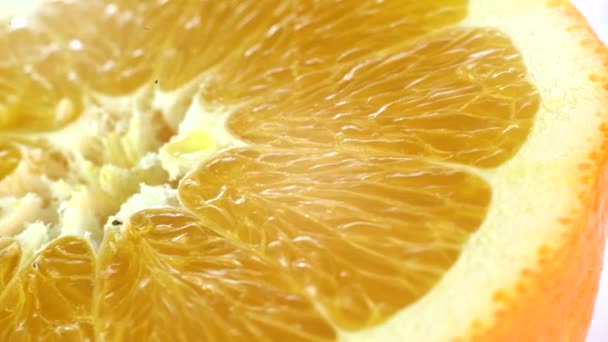 Крупный план крутящегося апельсина — стоковое видео