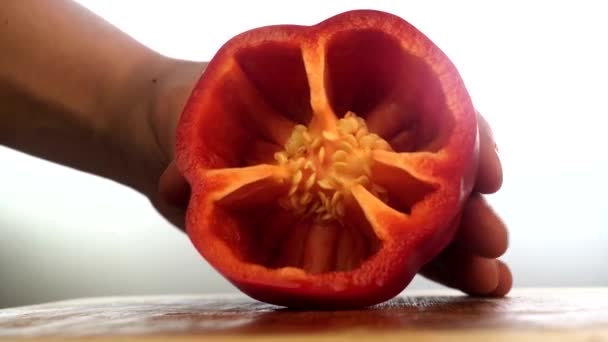 Detail z rukou nasekané červené papriky — Stock video