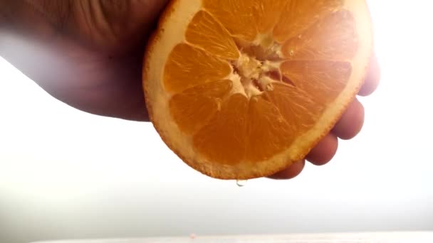 Close-up van de hand geperst sinaasappelsap — Stockvideo