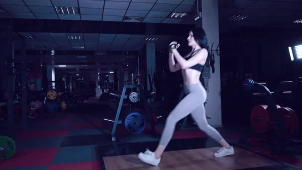 Atletisk tjej gör sit-ups — Stockvideo