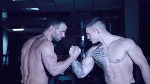 Due uomini atletici combattono sulle sue mani — Video Stock