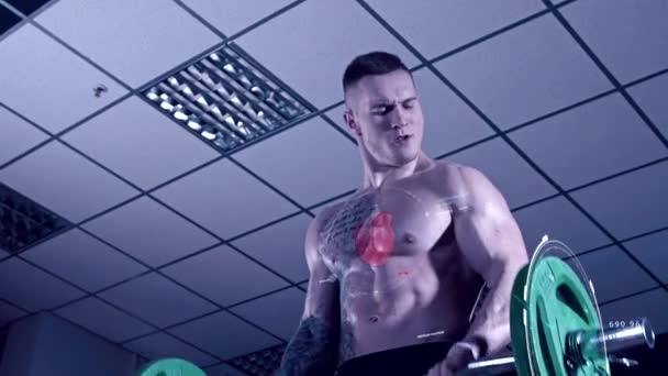 Tatuerade mannen svänga hans biceps med hologram — Stockvideo