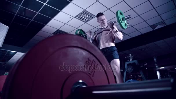 Homme athlétique avec biceps tatoués secoue — Video