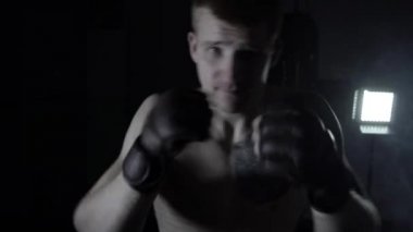Bir erkek boxer kameraya dikkat çekicidir