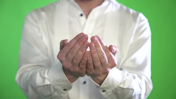Nahaufnahme der Handfläche eines Mannes im Hemd auf grünem Hintergrund — Stockvideo