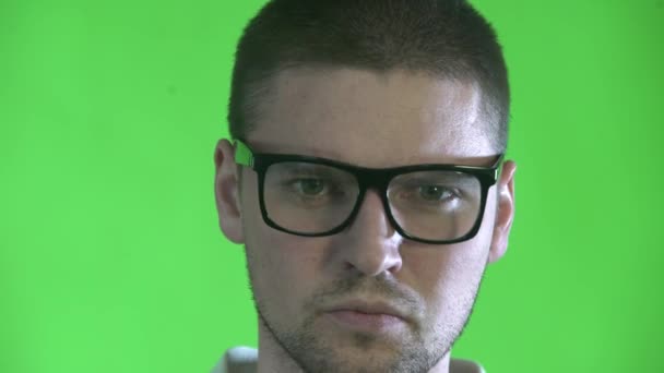 Bel homme avec un chaume et portant des lunettes gros plan sur un fond vert — Video