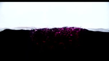 Kabarcıklar yavaş beyaz bir arka plan üzerinde siyah ve pembe sıvı